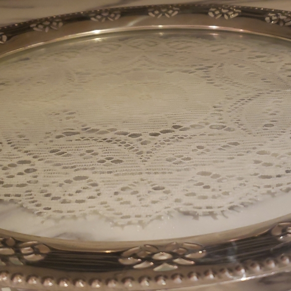 Vintage serving tray with doily - Picture 3 of 8
